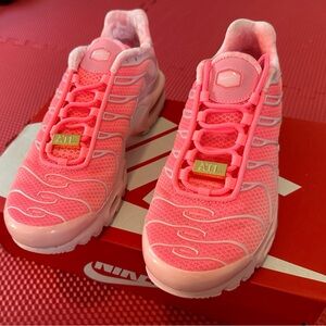 Nike Women Air Max Plus ATL (Limited Edition) Size 7 Women)